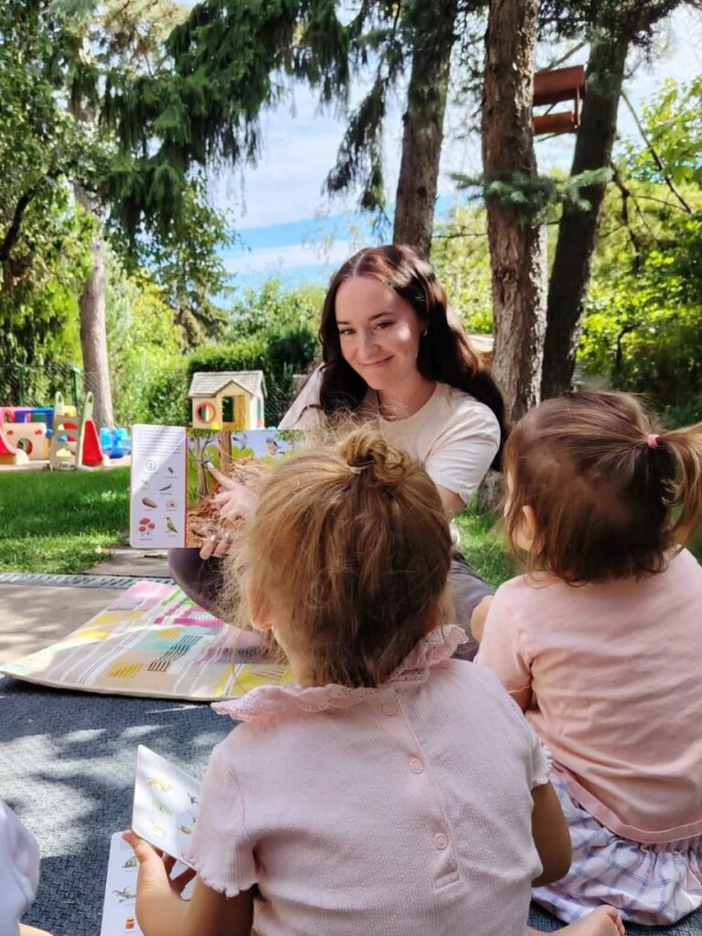 Nóri a Móki Ház kertjében